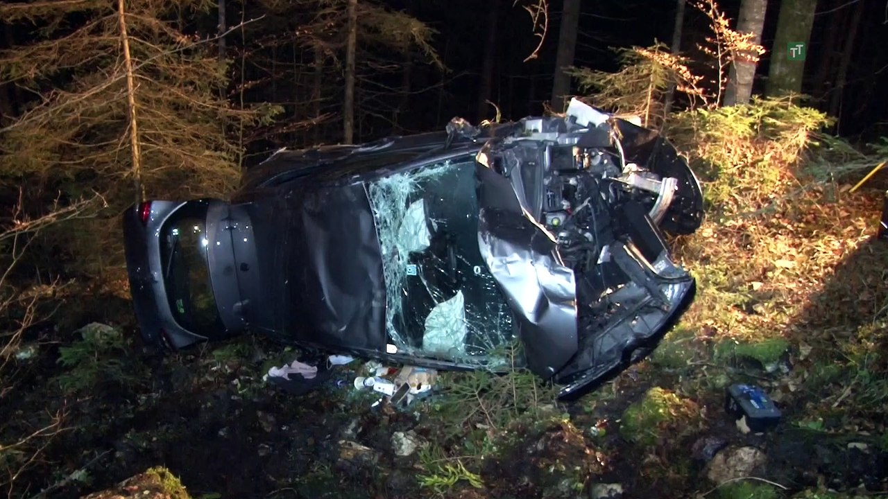 Auto stürzte bei Brandenberg über Böschung ab