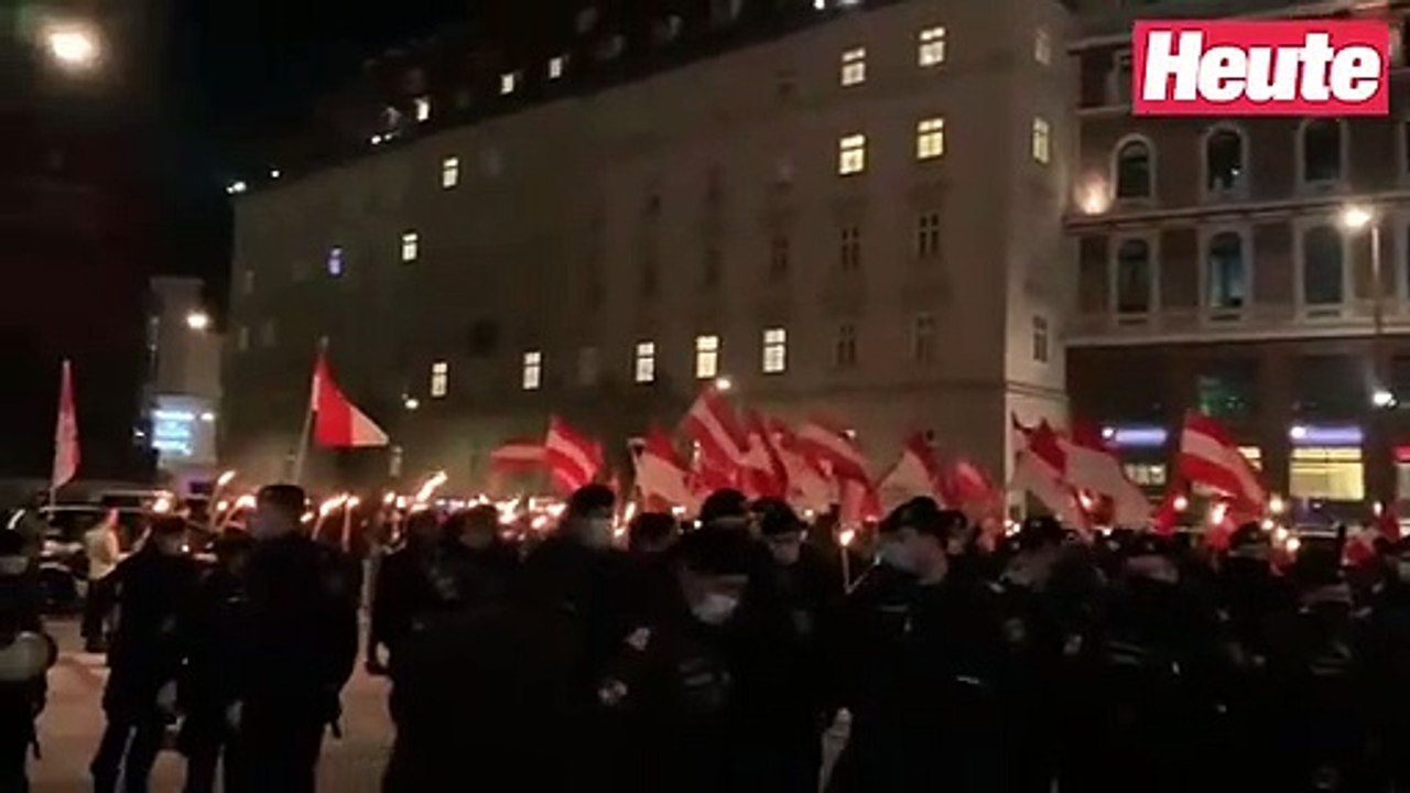 Rechte marschieren mit Fackeln und Fahnen in Wien auf