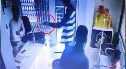 VIDEO: फाइनेंस कंपनी में घुसे 4 लुटेरे, कर्मचारियों पर बंदूकें तानकर ले भागे करोड़ों के सोने के गहने