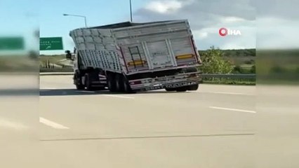 Bursa'da dorsesi yan yatmış tırın tehlikeli yolculuğu kamerada