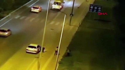 Antalya'da bir kadın, tartıştığı erkek arkadaşını tartakladı