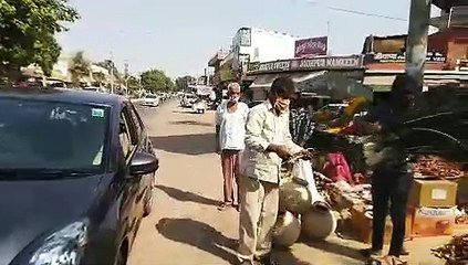 सड़क किनारे चंद रुपयों में बिक रहे राष्ट्रीय पक्षी के पंख