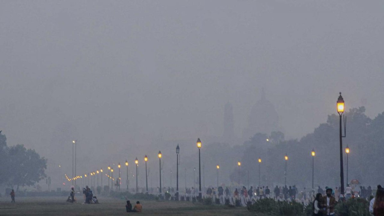 Pollution in Delhi: What's the AQI in ITO and L...