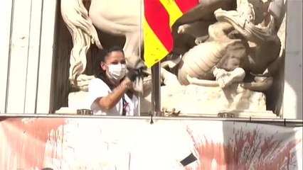 Los servicios de limpieza se emplean a fondo con la fachada de la Generalitat