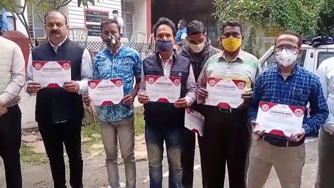 कोरोना कॉल में सेवा करने वाले कार्यकर्ताओं का आज कलेक्ट्रेट परिसर में प्रशस्ति पत्र देकर सम्मान