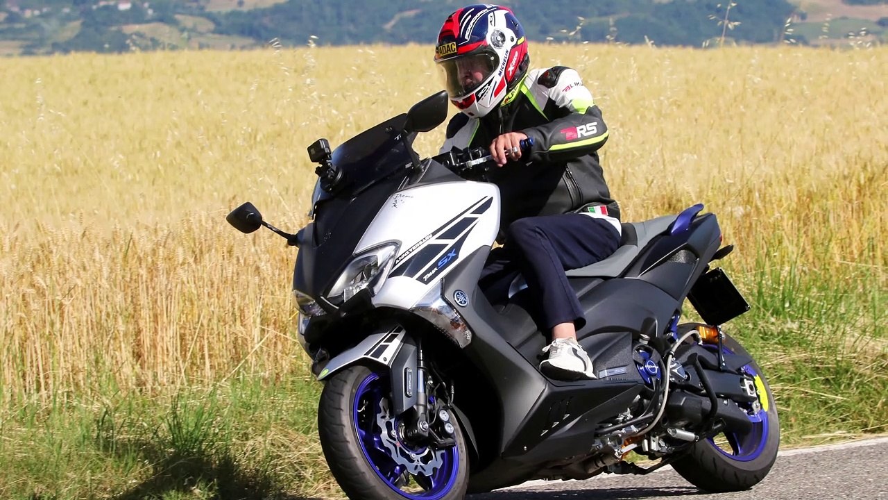 T MAX AKRAPOVIC EXHAUST SOUND NO STOCK ENGINE ON BOARD MALOSSI Vs AK 550 BEST VIDEO