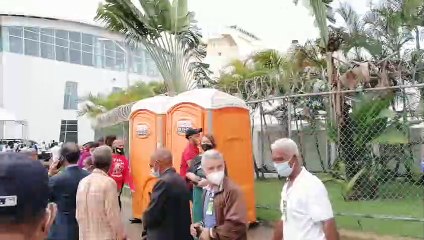 Sin distanciamiento, miles hacen fila bajo lluvia para ver al "líder"