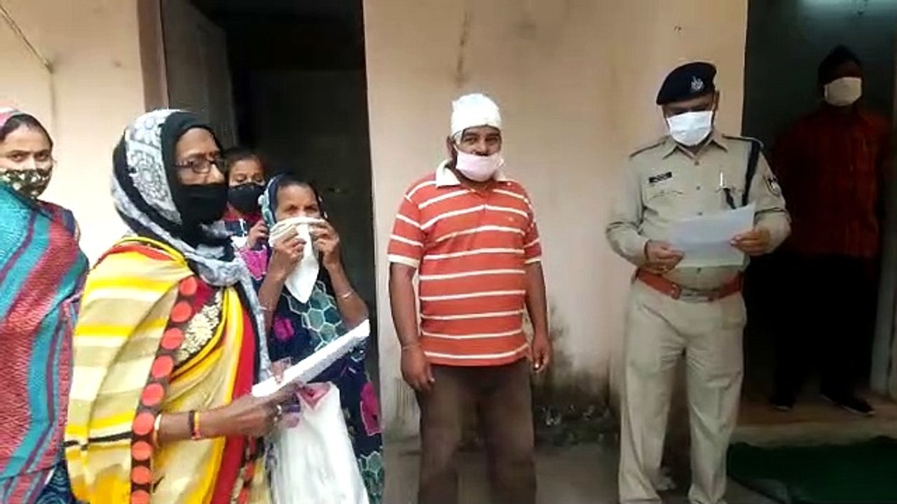 अपने बूढ़े माँ बाप के साथ पुलिस अधीक्षक कार्यालय मदद की गुहार लगाने पहुँचा