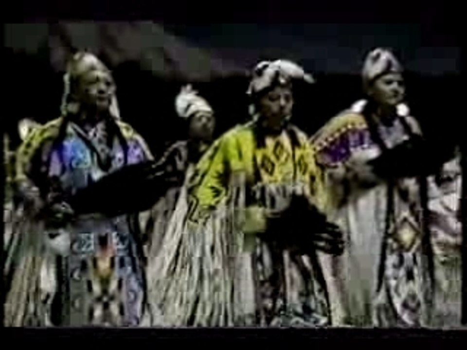 Native American Indian Pow wow - Plateau women group dancing