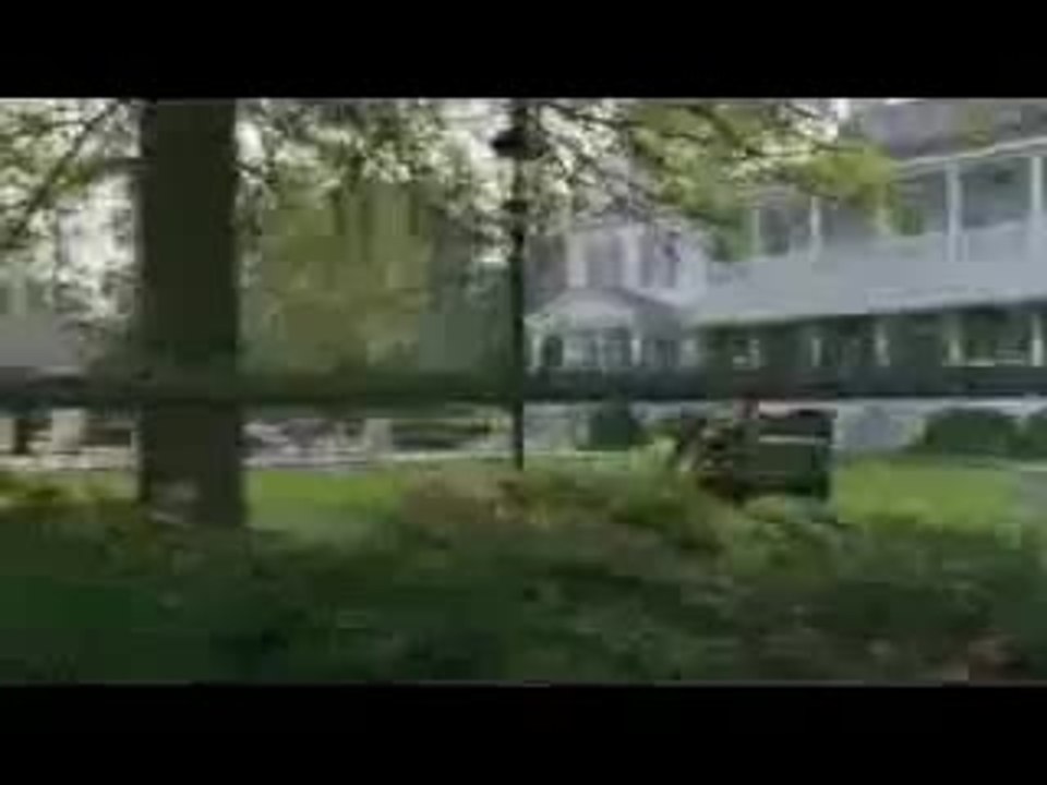 Jessica Biel: Summer catch: Scene pool and garden, English