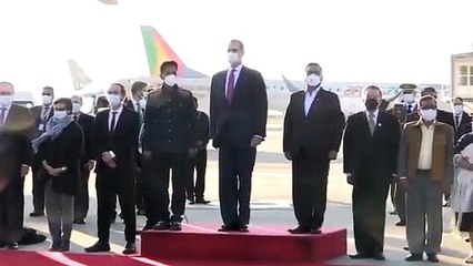 La horrorosa y desafinada interpretación del himno de España ante el Rey Felipe VI a su llegada a Bolivia