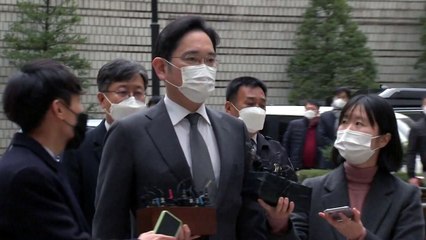 이재용, 10개월 만에 국정농단 재판 출석...취재진 질문에 묵묵부답 / YTN