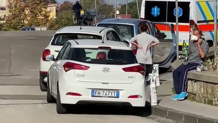 Video herunterladen: Pacientes de covid-19 reciben oxígeno dentro de sus coches en Nápoles