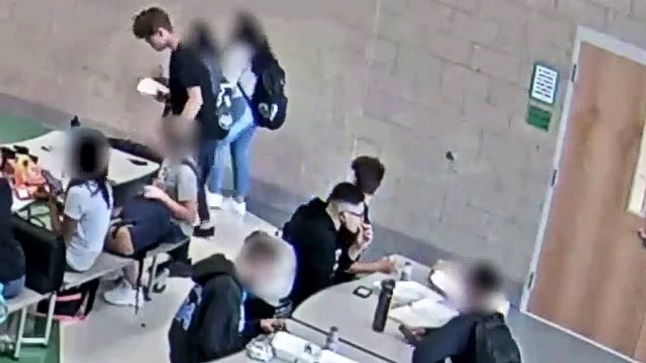 Un lycéen fait la manœuvre de Heimlich