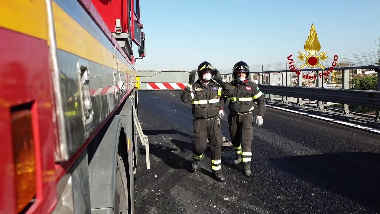 Napoli - Incidente su A1 tir invade corsia opposta e perde carico (09.11.20)