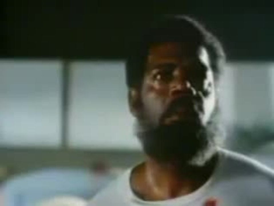 Piranha II: The Spawning - Flying piranha attack!