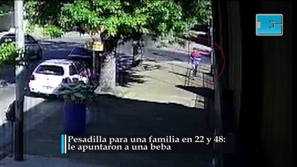 Pesadilla para una familia en 22 y 48: le apuntaron a una beba.  El momento en que los motochorros irrumpen en la vivienda