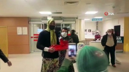 Kadın kıyafetleri giydirilen damat, sağlık çalışanlarına baklava ikram etti
