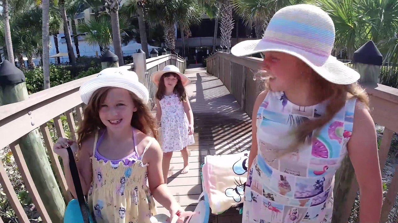 Sophia Isabella e Alice Passeando na Praia