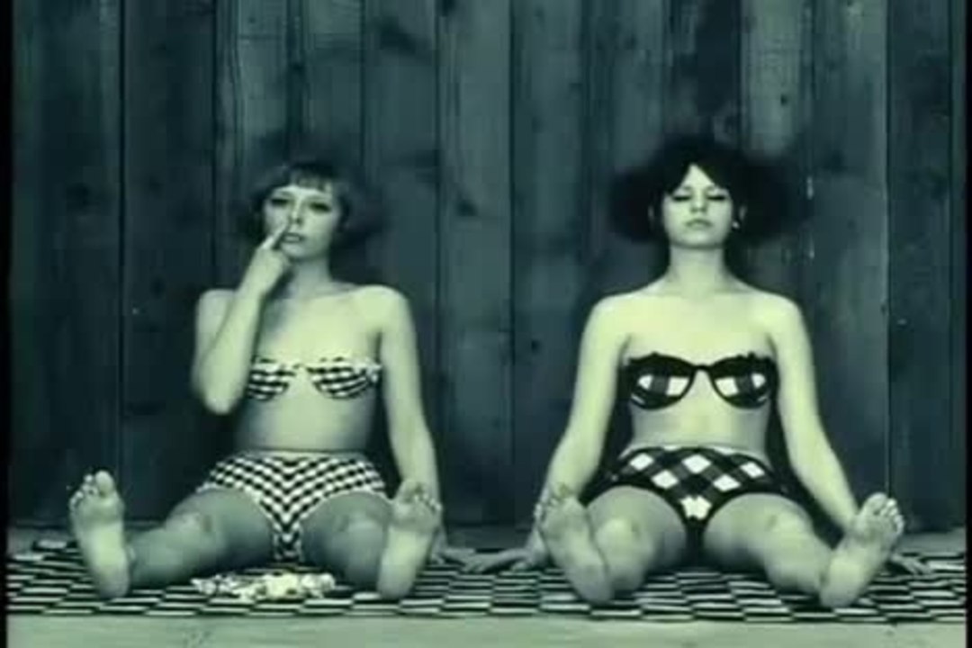 Tausendschönchen (Daisies) - Trailer (English Subs) HD