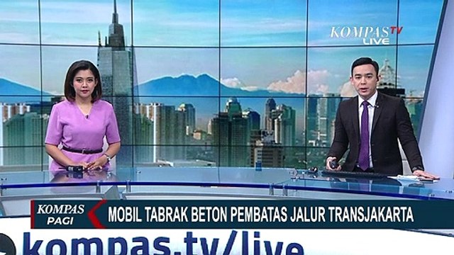 Mobil Hancur Tabrak Beton Pembatas Transjakarta