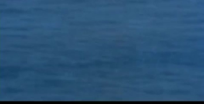 Hingerissen von einem ungewöhnlichen Schicksal im azurblauen Meer im August