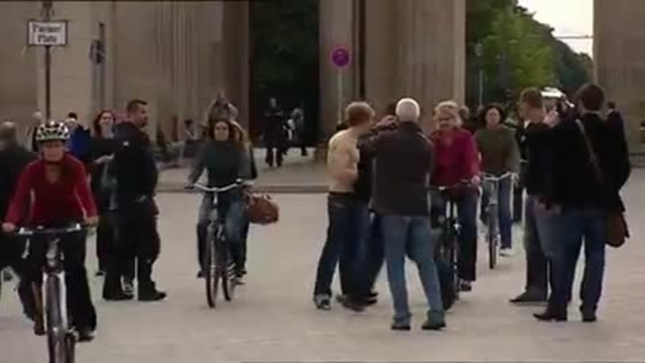 What a man - Clip Matthias SchweighÃ¶fer im SchlÃ¼pper durchs Brandenburger Tor