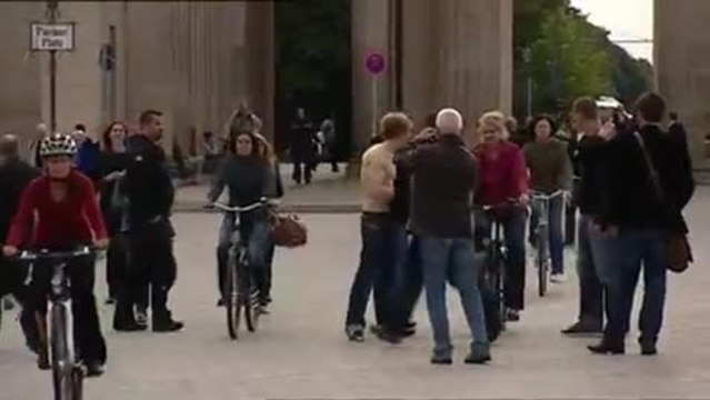 What a man - Clip Matthias SchweighÃ¶fer im SchlÃ¼pper durchs Brandenburger Tor