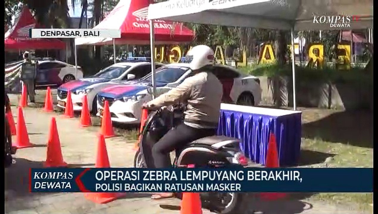 Polisi Bagikan Ratusan Masker Ke Pengendara