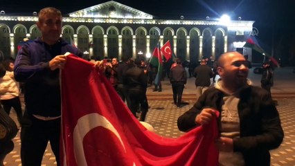 Azerbaycanlılar Dağlık Karabağ'da varılan anlaşmayı coşkuyla kutluyor
