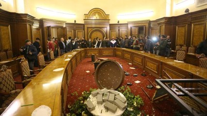Dağlık Karabağ'da kaybeden Ermenistan'da hükümet binası basıldı