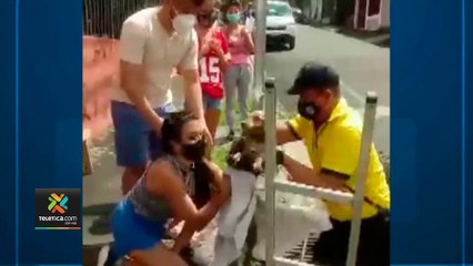tn7-Video--Bomberos-rescatan-a-perro-atrapado-en-alcantarilla--091120