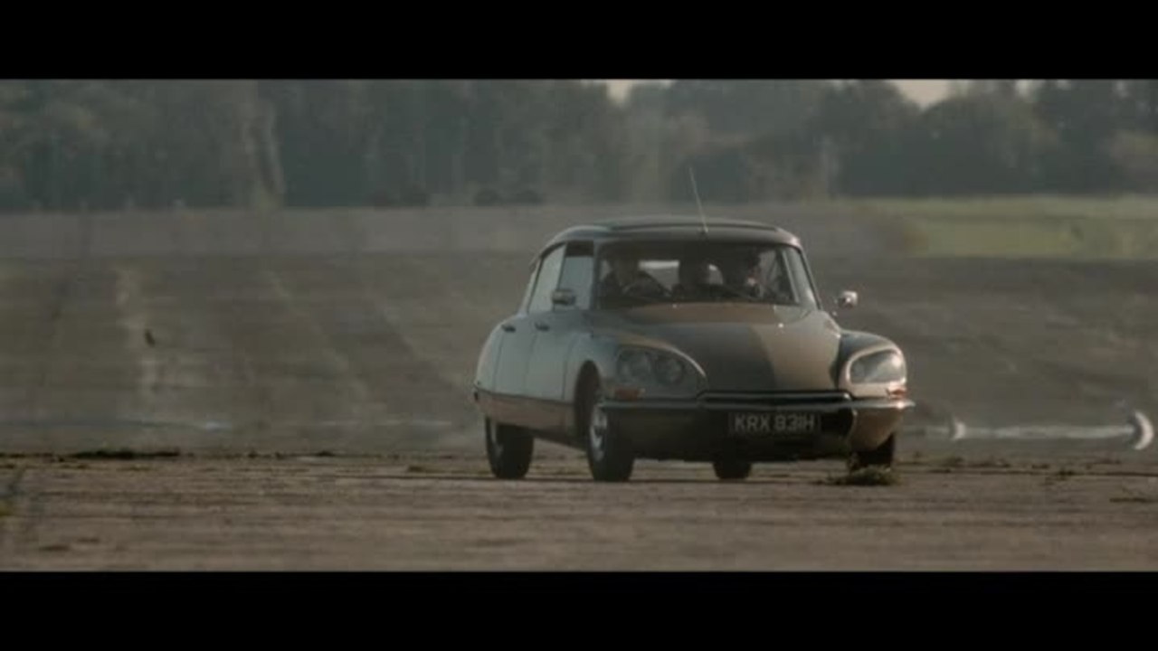Dame KÃ¶nig As Spion - Clip 1 Auf dem Rollfeld (Deutsch)