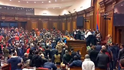 Ermenistan’da göstericiler Dağlık Karabağ’daki mağlubiyetin ardından parlamento binasını bastı