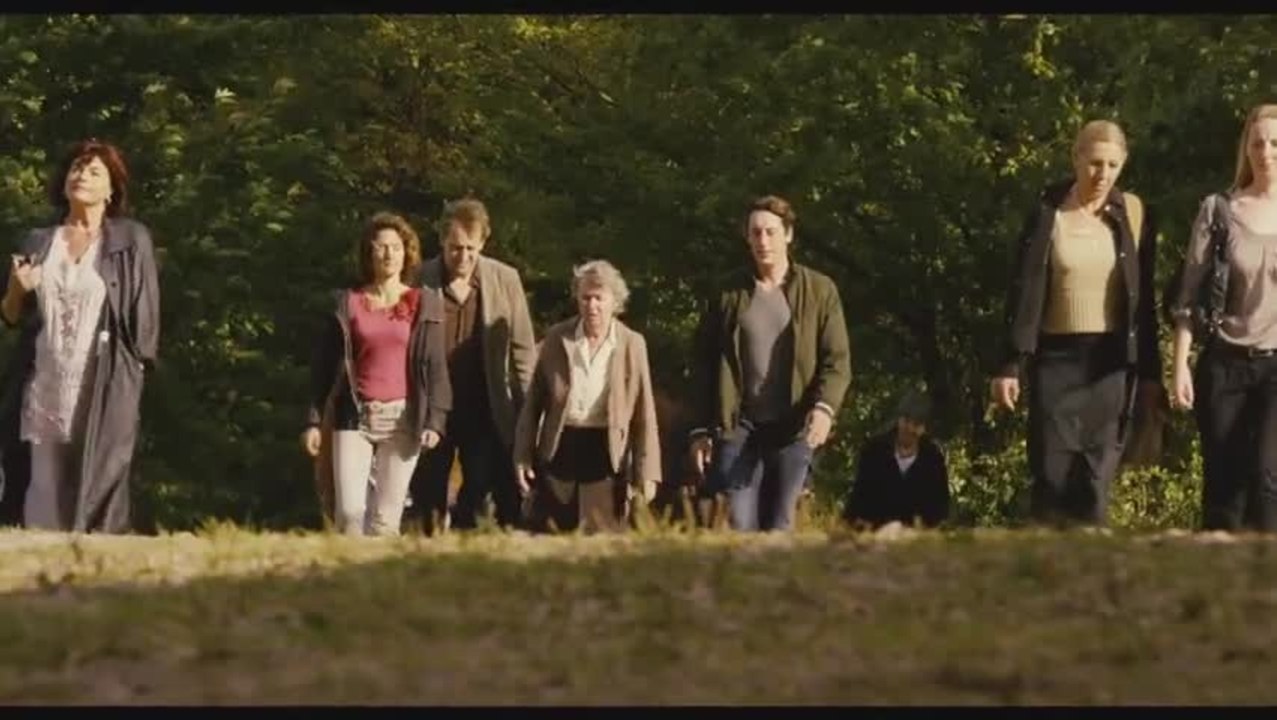 Die Kirche bleibt im Dorf - Clip Der Sarg am Schlagloch (Deutsch) HD