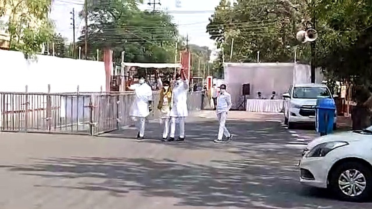 भारी बढ़त मिलने के बाद तुलसी सिलावट ने ऐसे दिखाया विक्ट्री साइन