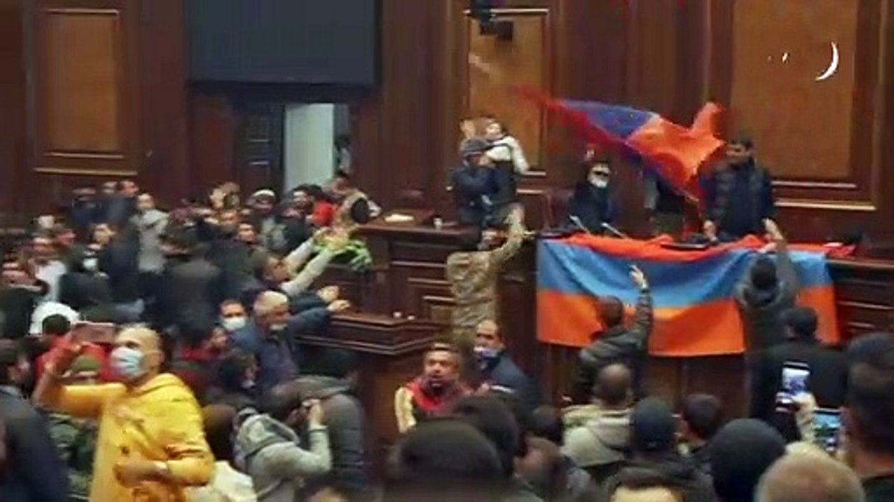 Waffenruhe mit Aserbaidschan: Wütende Armenier stürmen Parlament