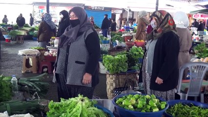 - Emekçi köylü kadınlar saygı duruşuna geçti