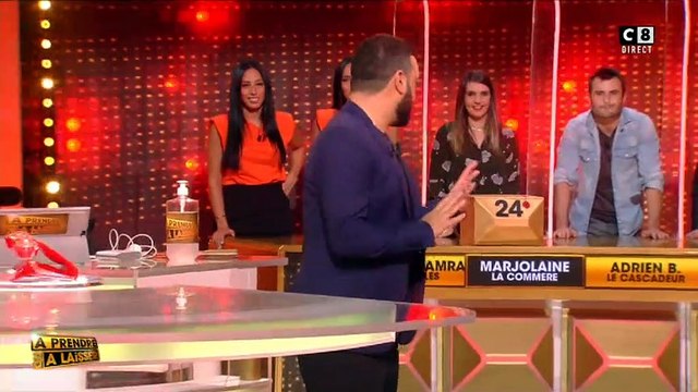 Cyril Hanouna se change en direct dans A prendre ou à laisser , le 9 novembre, sur C8