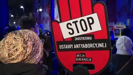 19 nuits de protestations pour la défense du droit à avorter, la police polonaise intervient