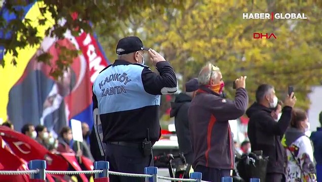 Kadıköy'de sosyal mesafeli 'Ata'ya saygı zinciri'