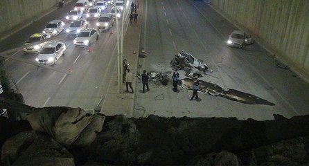 Çimento yüklü kamyonun köprüden düşme anı kameralara yansıdı