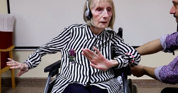 Une ancienne ballerine, atteinte de la maladie d'Alzheimer, se remémore soudainement son passé en écoutant « Le Lac des cygnes »