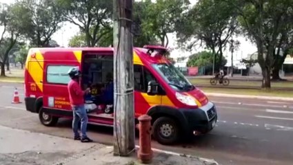 Homem fica ferido ao sofrer queda de moto na Avenida Brasil