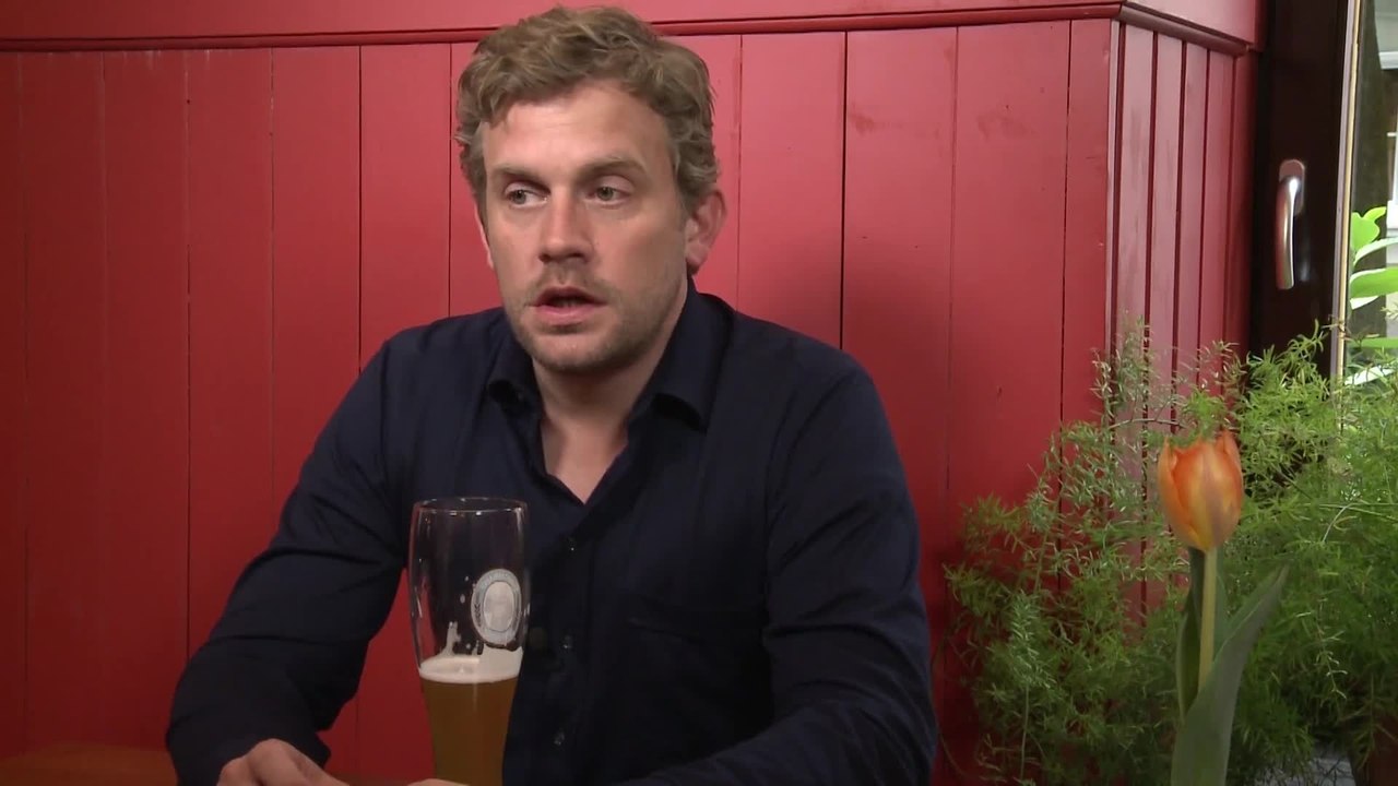Dampfnudelblues - Interview 1 Sebastian Bezzel (Deutsch) HD