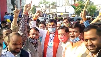 उज्जैन: जीत की ख़ुशी में मंत्री व सांसद नाचते हुए दिखाई दिए