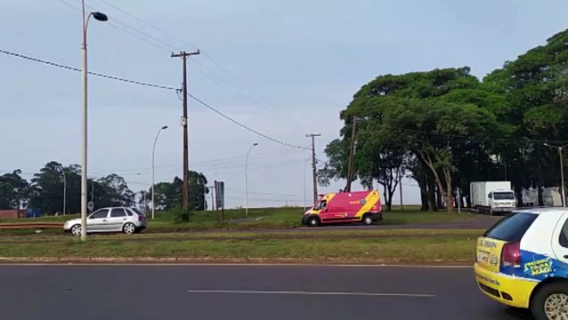Jovem fica ferido ao cair de moto em bueiro no Trevo Ceasa