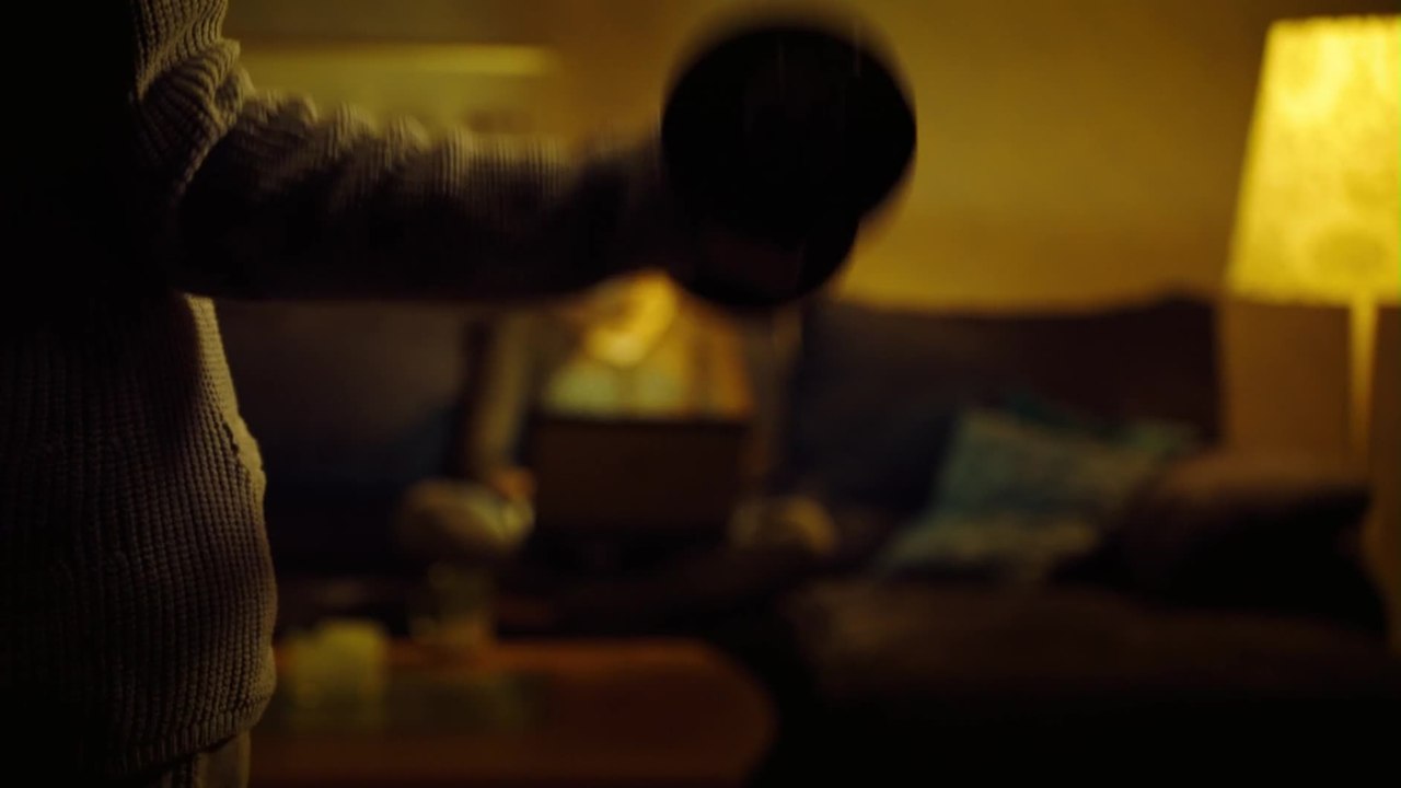 Die Frau, die sich traut - Clip Henni recherchiert Fakten (Deutsch) HD
