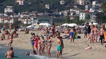 Deniz suyu sıcaklığının 24 derece olduğu Alanya'da sahiller doldu taştı