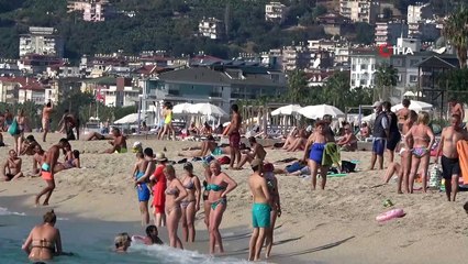 Deniz suyu sıcaklığının 24 derece olduğu Alanya'da sahiller doldu taştı
